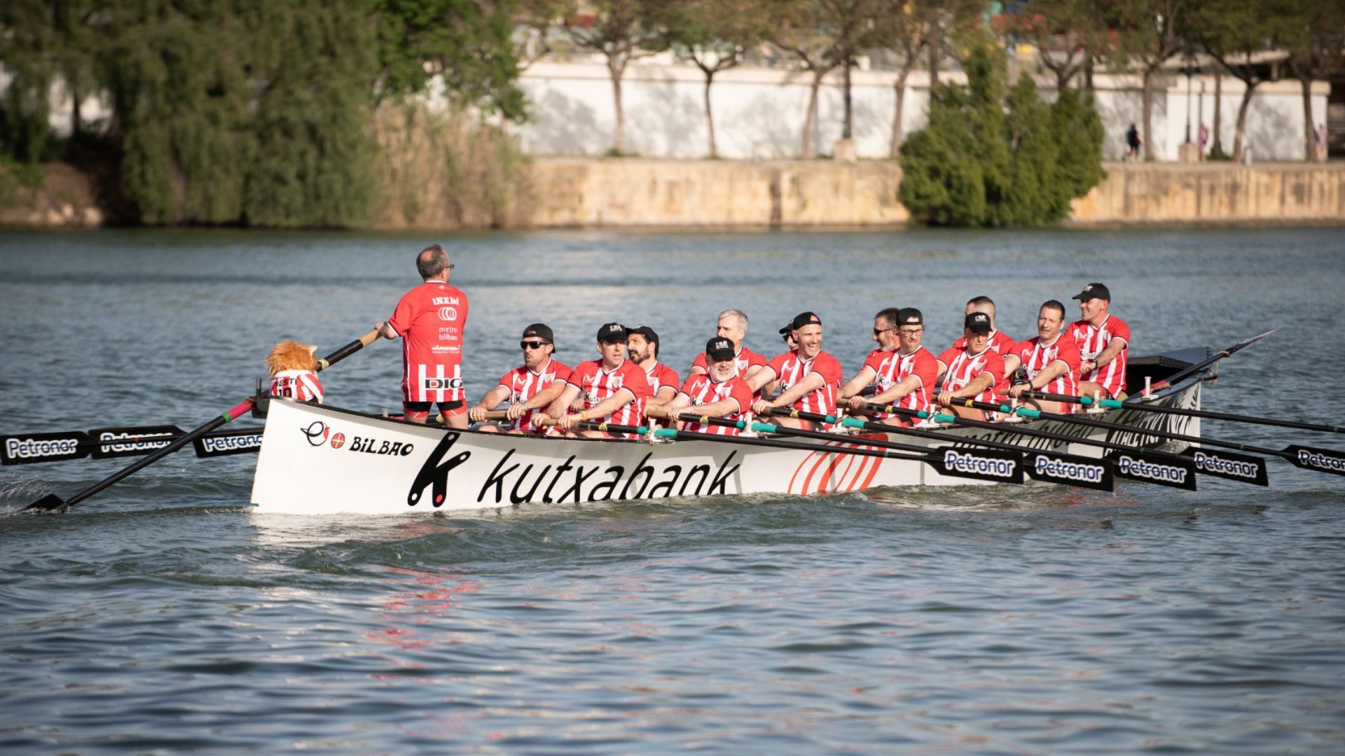 Imagen de la trainera en el Guadalquivir