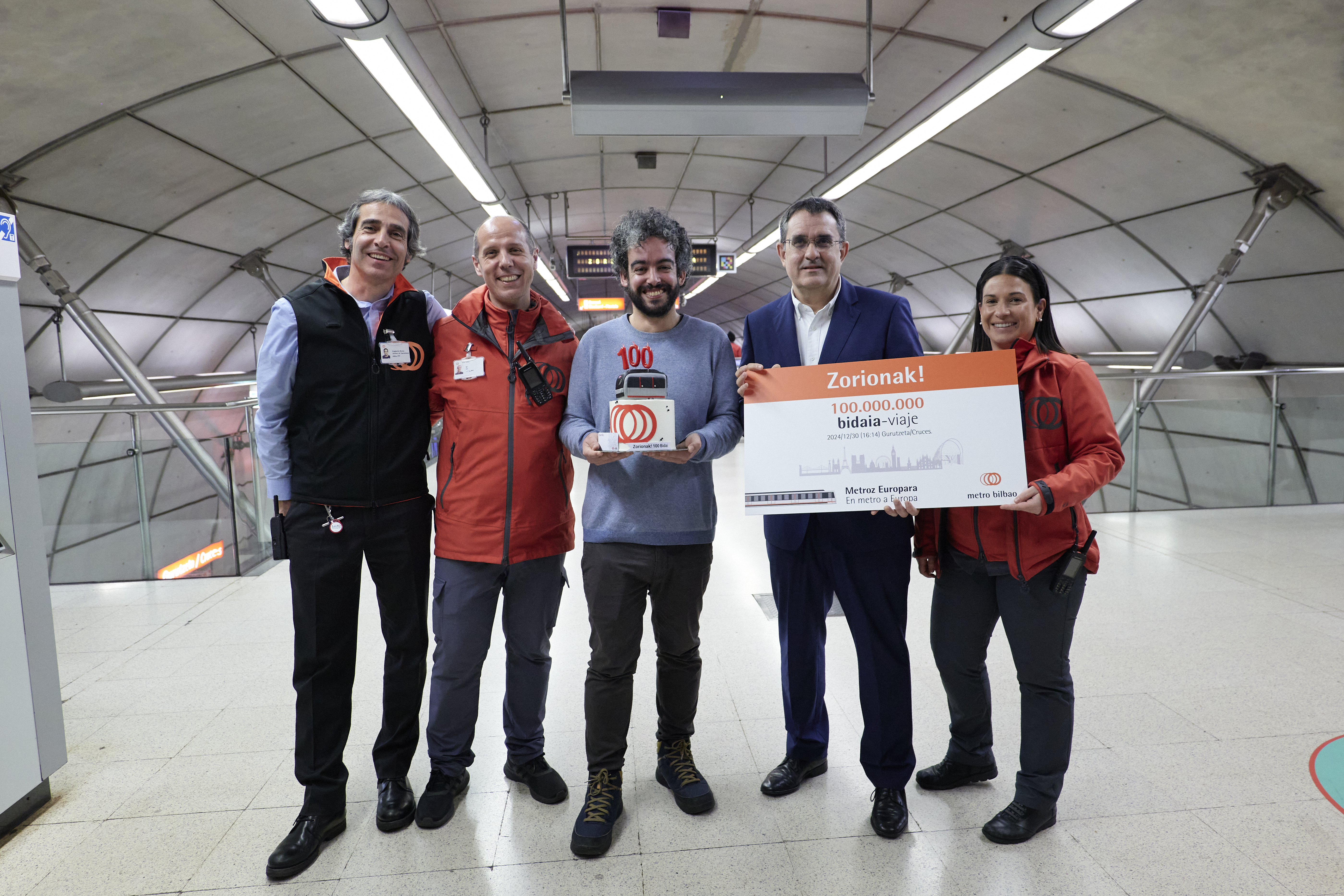 Metro Bilbao celebra el récord de validaciones de 2024 con un homenaje a su viajero 100 millones 