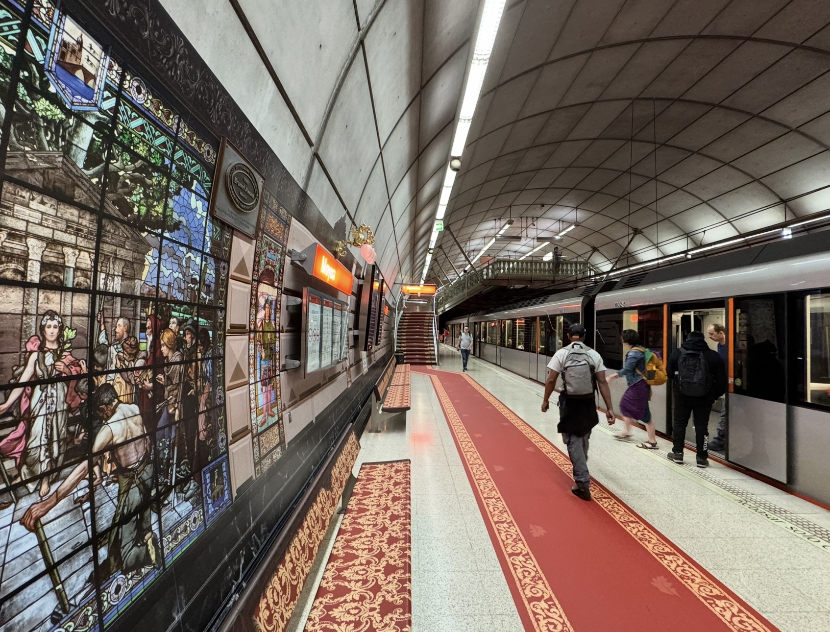 La estación de Moyua se transforma en una réplica del Palacio de la Diputación Foral de Bizkaia  
