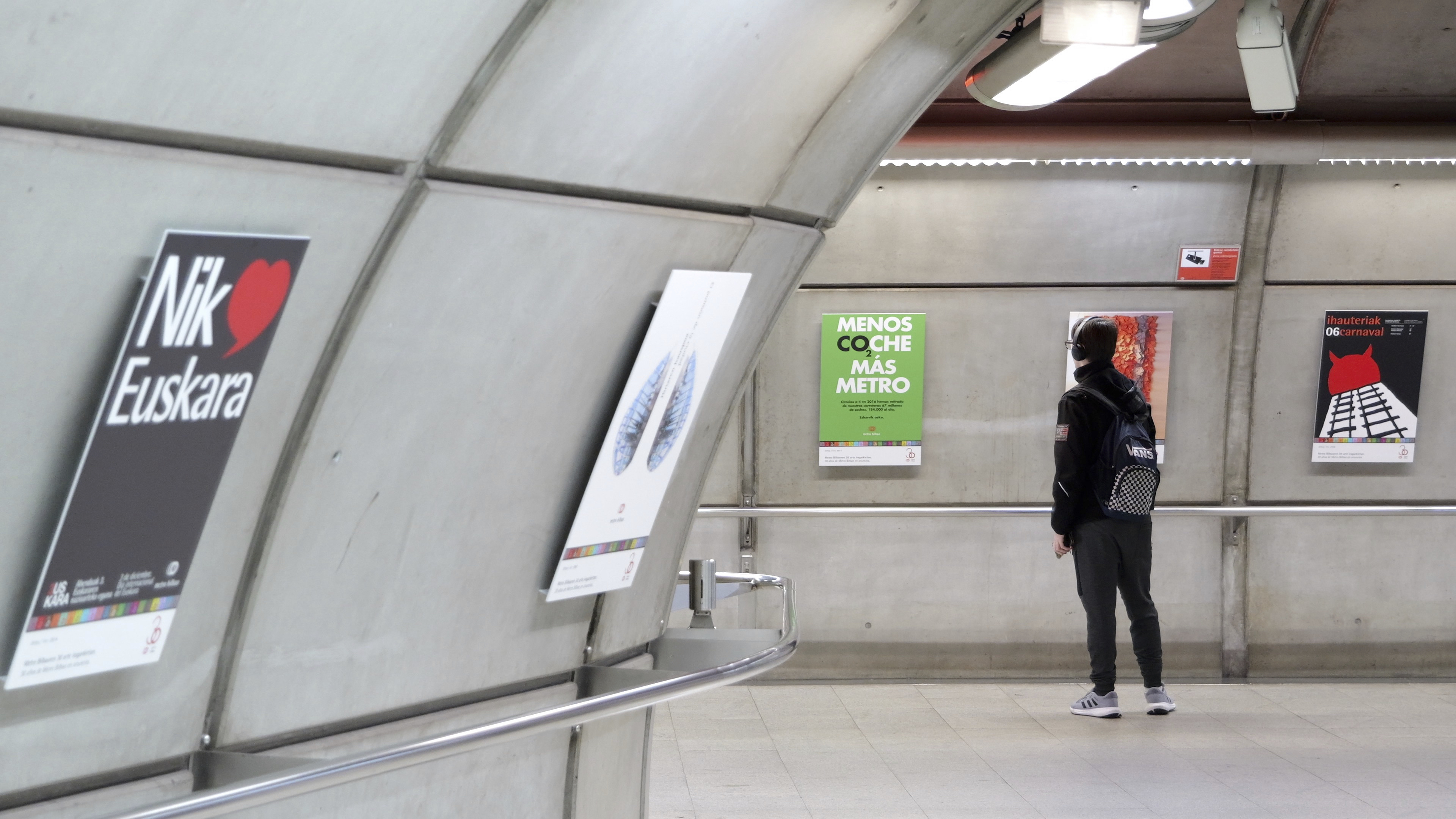 Una exposición con medio centenar de carteles recorre 30 años de campañas de Metro Bilbao  