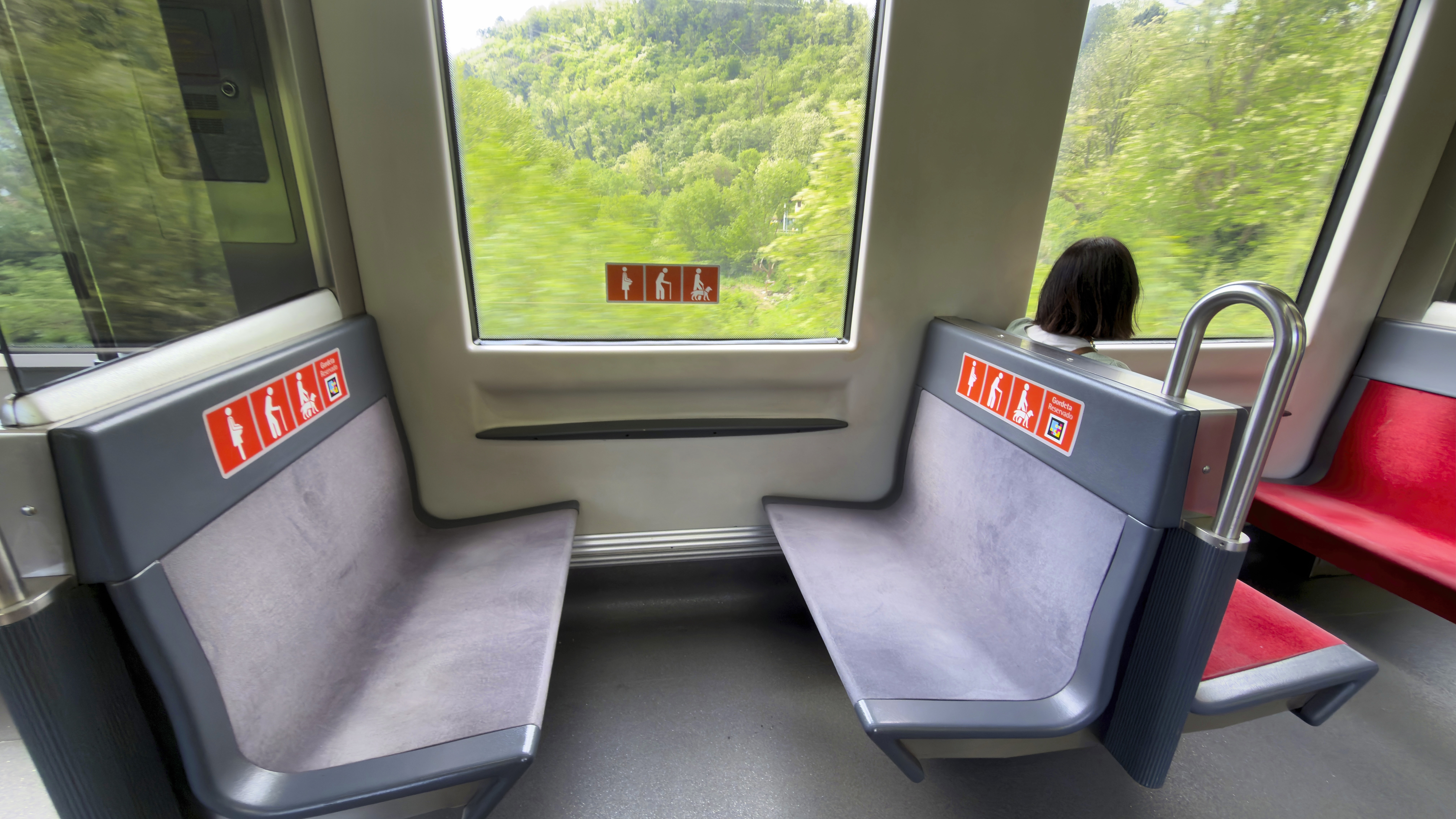 Metro Bilbao duplica el número de asientos destinados a las personas con problemas de movilidad 