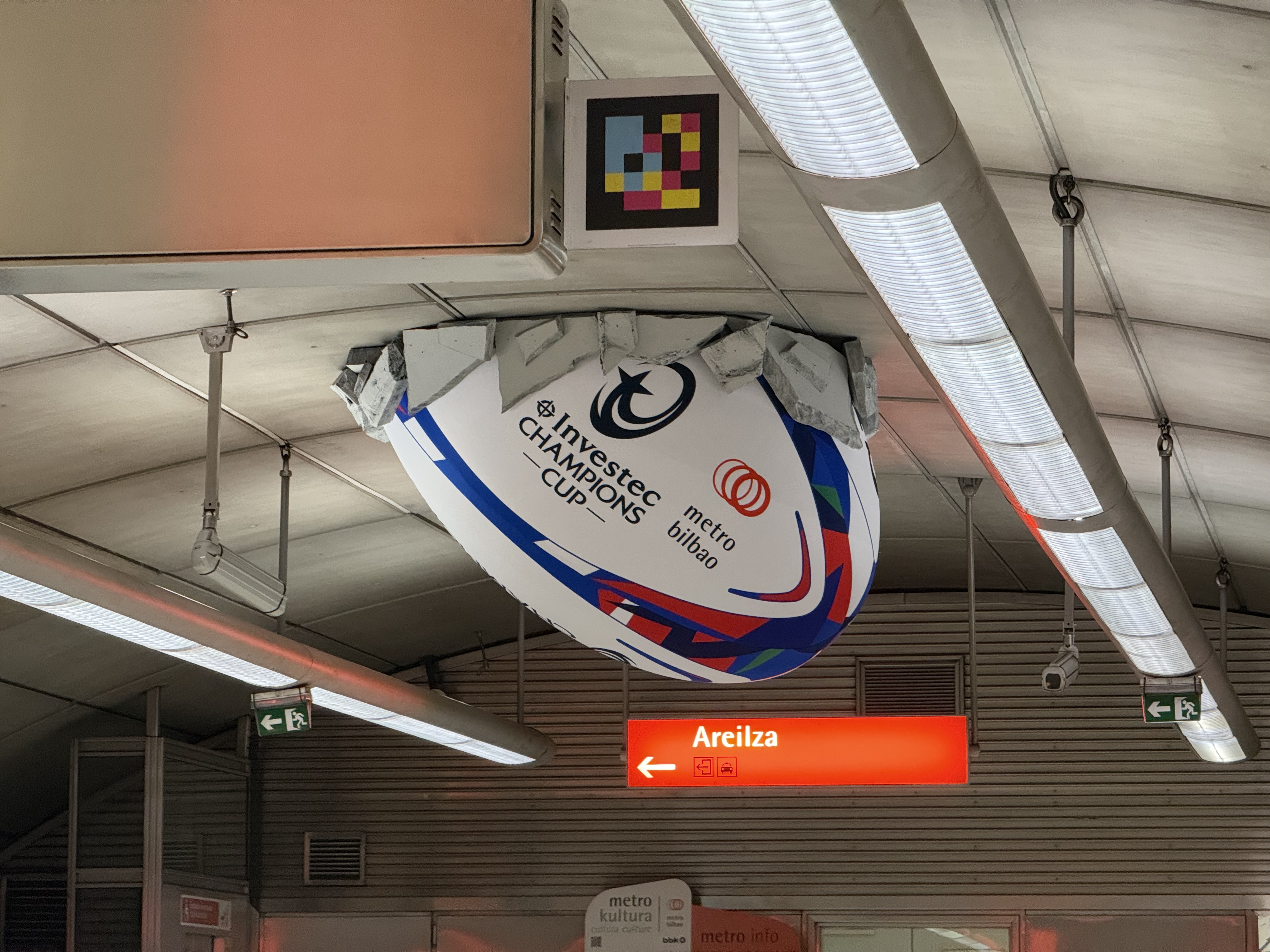 Dos balones gigantes promocionan las finales europeas de rugby en Metro Bilbao 