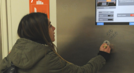 persona introduciendo monedas en metro bilbao meat