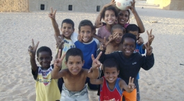 niños saharauis sonriendo cargamento solidaridad metro bilbao sahara
